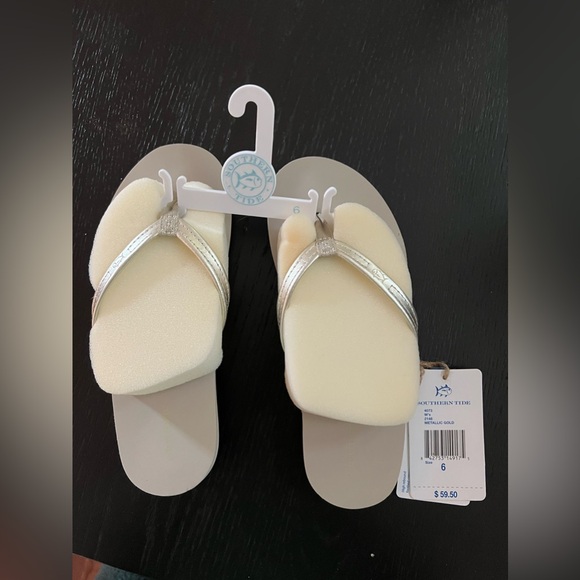Southern Tide Metallic Gold Flip Flops size 6 - Picture 1 of 3